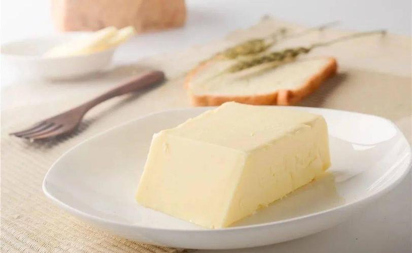 黄油(butter)又叫乳脂,白脱油,是在奶油的基础上生产出来的.